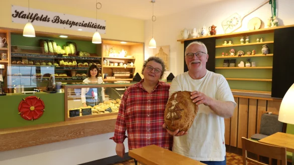 Ulrike und Andreas Hallfeld stehen mit Brot samt Tannenbaummotiv in ihrer Bäckerei in Heidenoldendorf. Im Hintergrund Mitarbeiterin Maria Hübert. - © Alexandra Schaller