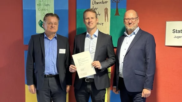 Der neue Schulleiter der Klinikschule, Stefan Schreckenberg-Lux (Mitte), mit Ernennungsurkunde und Schulrat Anselm Bischoff (rechts) sowie Dr. Ulrich Preuss, Chefarzt der Klinik für Kinder- und Jugendpsychiatrie am Klinikum Lippe. - © Schule im Klinikum