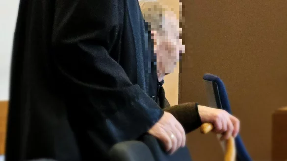 Der 85-j&auml;hrige Angeklagte aus Detmold nimmt an der Seite seines Verteidigers Andreas Scharmer Platz. - &copy; Janet K&ouml;nig