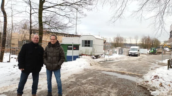 Arne Brand (links) und Uwe Acker blicken trotz Baustelle auf ein veranstaltungsvolles Jahr 2024 am Hermannsdenkmal. - &copy; LVL