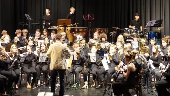 "Winter Wonderland" spielte die der Big Band (63 Personen auf der B&uuml;hne), hier unter der Leitung von Johann Rieke. - &copy; Axel B&uuml;rger