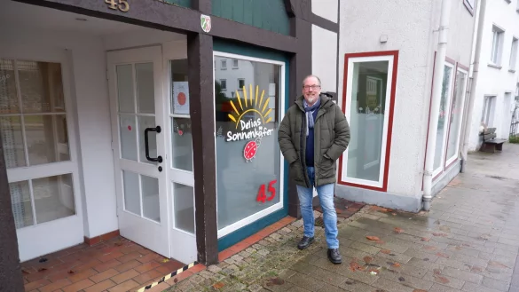 Die Beseitigung von Leerständen ist Björn Strohmeier ein wichtiges Anliegen. Um so mehr freut er sich, dass sich in der Mittelstraße unter anderem eine Tagespflege neu niedergelassen hat. - © Lorraine Brinkmann