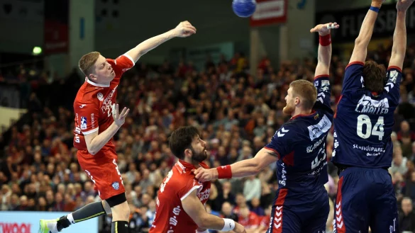 Niels Versteijnen setzt die SG-Deckung mit einem kraftvollen Sprungwurf unter Druck. - &copy; Jan Kirschner