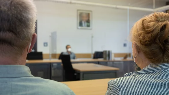 Die Eltern des verstorbenen 14-J&auml;hrigen sitzen als Nebenkl&auml;ger dem angeklagten Narkosearzt im Prozess gegen&uuml;ber. - &copy; dpa