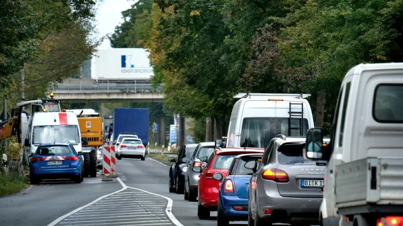 Die Gütersloher Straße (B61) ist nach dem Ostwestfalendamm die am stärksten belastete Straße der Stadt. Es reiche nicht, nur auf die Ortsumgehung Ummeln zu warten, sagt ein Bielefelder, der Sicherheitsmaßnahmen fordert. - © Andreas Frücht NWZ