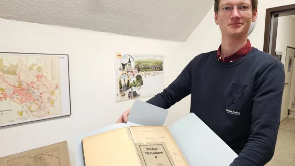 Archivar Lars Sonnenberg hat zur Geschichte der Stadtbibliothek Lage einiges an Material zusammengestellt. Im kommenden Jahr wird der 100. Geburtstag mit vielen Veranstaltungen gefeiert. - © Astrid Sewing