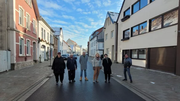 Am sp&auml;ten Vormittag ist nicht viel los, doch morgens und am Nachmittag wird es voll auf der Schuhstra&szlig;e. Der Umbau habe die Verkehrssituation nicht verbessert, der Ausbau verf&uuml;hre zudem zum Rasen, sind sich die Anwohner einig (von links): Claudia und Carsten Meier, Philip Marx, Lilo Marx, Monika Baldischwyler und Carsten Delker. - &copy; Katrin Kantelberg