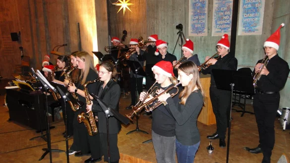 Der Chor II pr&auml;sentiert traditionelle Weihnachtsmusik in einem eleganten schwarzen Outfit. Annette Schmidt-H&ouml;ngen f&uuml;hrt den Chor am Klavier sicher durch die Partitur. (Foto: Hajo G&auml;rtner)

Die Big Band des Stadtgymnasiums inszeniert Weihnachtssongs mit einem jazzigen Akzent. Das sorgt f&uuml;r fr&ouml;hliche Stimmung und gute Laune. (Foto: Hajo G&auml;rtner) - &copy; Hajo G&auml;rtner
