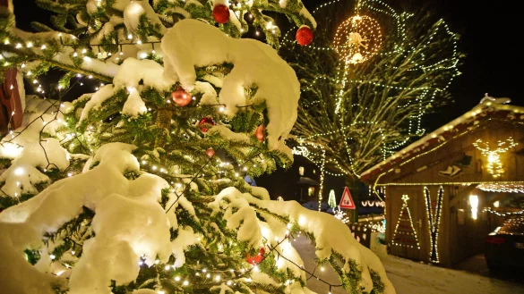 Das Weihnachtshaus von Klaus D&uuml;wel ist die ganze Weihnachtszeit &uuml;ber ge&ouml;ffnet. Besucher k&ouml;nnen sich an den Lichtern erfreuen und f&uuml;r den guten Zweck spenden. - &copy; Nicole Ellerbrake