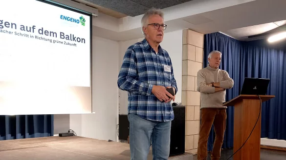 Ewald Hillebrand (links) und Eckhard Vogelsang informieren &uuml;ber Steckersolarger&auml;te. - &copy; Rudi Rudoplph