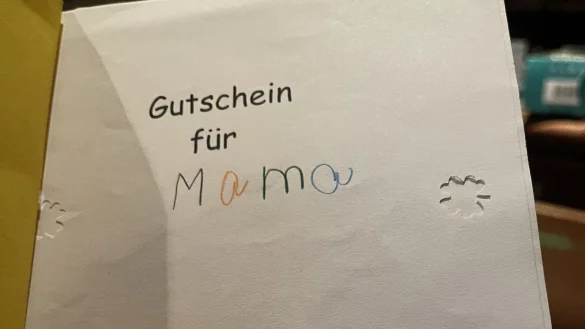 Aufgepasst, ihr Kinderlein, wenn ihr kommet: Dieses Jahr zu Weihnachten l&ouml;st die Mama den Gutschein ein! - &copy; Silke Buhrmester