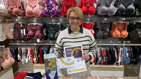 Christina Göckemeyer von "Wäsche Richter" mit einem Stadtgutschein - ihr Laden in der Langen Straße ist einer von aktuell zwanzig Stellen, die den neuen Gutschein akzeptieren. - © Stadt Bad Salzuflen