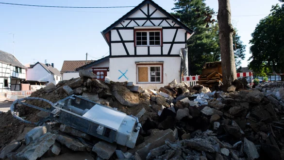 Wer von einem Unwetterschaden betroffen ist, sollte das Ausmaß mit entsprechenden Fotos oder Videos festhalten. - © dpa