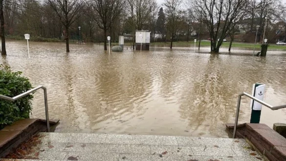 Blick von der Terrasse des Sch&uuml;tzenhauses Sch&ouml;tmar am Heiligabend: Das Wasser ist &uuml;berall. - &copy; Mark-Oliver Wei&szlig;