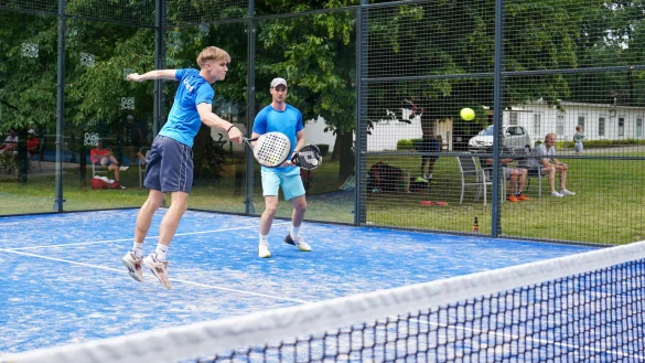 Im temporeichen Sport Padel können die Wände um den Court ins Spiel miteinbezogen werden. - © Yvonne Gottschlich