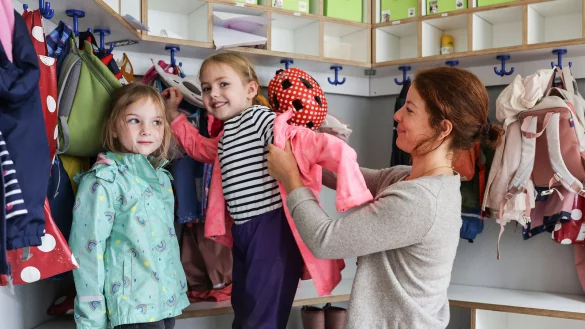 Anziehen, Hygiene, Beaufsichtigen: In vielen OWL-Kitas sind Alltagshelfer nicht mehr wegzudenken. Alle sechs Monate aber gehen sie den Einrichtungen verloren, weil die F&ouml;rderung zu sp&auml;t verl&auml;ngert wird. - &copy; picture alliance/dpa