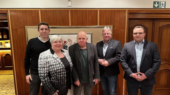 von links: Mitgliederbeauftragten Jan Helmut Johanning, stellvertretende Vorsitzende Brigitte Hermann, den Jubiliar
Erhard Kirchhof, den Vorsitzenden des CDU-Ortsverbandes Lage-West Rudi St&ouml;lting und den Vorsitzenden des Stadtverbandes Frederik Topp. - &copy; CDU Lage