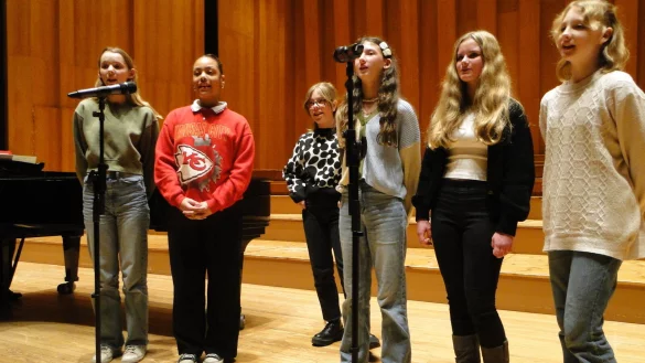 Die jungen Stimmen der "Pop-Song-AG" pr&auml;sentierten ihrem Publikum den Justin-Bieber-Song "Lonely" und dazu packten sie den "Snowman" von Sia Furler & Greg Kurstin. - &copy; Hajo G&auml;rtner