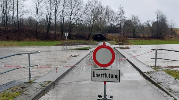 Vorsorglich hat der Bauhof der Stadt Schieder-Schwalenberg die Br&uuml;ckengel&auml;nder abgebaut, damit sich nichts verf&auml;ngt, wenn das Wasser noch h&ouml;her steigen sollte. - &copy; Michaela Wei&szlig;e