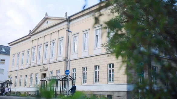 Auch beim zweiten Versuch erschien die Hauptbelastungszeugin, eine 30-J&auml;hrige aus Detmold, nicht vor Gericht. - &copy; Jannik Stodiek