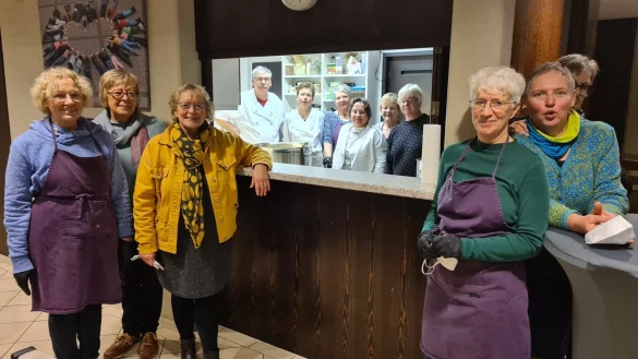 Die ehrenamtlichen Helferinnen und Helfer des Lemgoer Mittagstisches haben ein Drei-G&auml;nge-Men&uuml; f&uuml;r die bed&uuml;rftigen B&uuml;rgerinnen und B&uuml;rger organisiert. - &copy; Nadine Uphoff