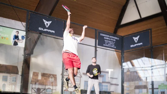 Autor Matthias Reiprich muss sich strecken, um beim Padel mit Wanja (im Hintergrund) und den anderen Spielern mithalten zu k&ouml;nnen. - &copy; Noah Wedel