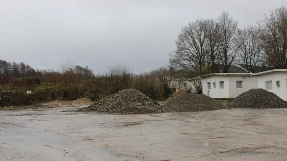 An der Stra&szlig;e "In den Ellern" soll die neue Rettungswache entstehen. Die Fl&uuml;chtlingsunterk&uuml;nfte, die dort zurzeit stehen, sollen auf dem gro&szlig;en Gel&auml;nde bleiben k&ouml;nnen. - &copy; Nico D&uuml;llmann