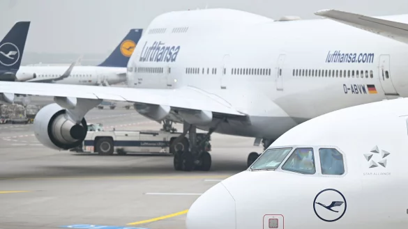 Eine Kerosinsteuer auf Inlandsfl&uuml;ge h&auml;tte vor allem dem deutschen Flugkonzern Lufthansa geschadet. Nun erhebt die Bundesregierung eine allgemeine Ticket-Steuer auf alle Passagierfl&uuml;ge. - &copy; Dpa