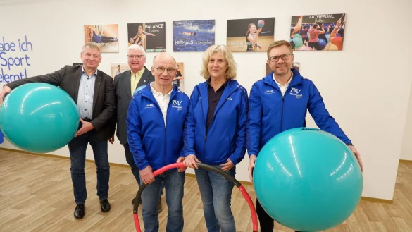 Die drei Preistr&auml;ger Ulrich M&uuml;ller (vorne, von links), Ricarda Kuhfu&szlig; und Carlo Eggers mit B&uuml;rgermeister Frank Meier (hinten links) und Heinrich Steinmeier, Vorsitzender des Gemeindesportverbands. - &copy; Lorraine Brinkmann