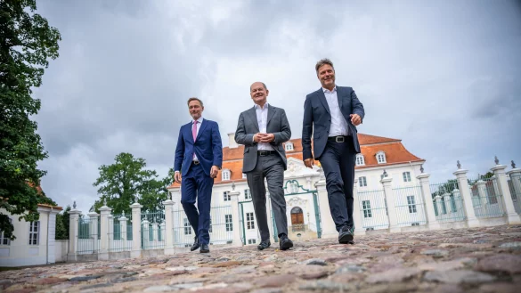 Sollte Christian Lindner (links) mit der FDP sich aus dem Ampeltrio mit Bundeskanzler Olaf Scholz (Mitte) und Robert Habeck (B&uuml;ndnis 90/Die Gr&uuml;nen) verabschieden? - Das will die FDP-Spitze jetzt von ihren Mitgliedern wissen. Lindner selbst ist &uuml;brigens dagegen. Foto: Michael Kappeler/dpa +++ dpa-Bildfunk +++ - &copy; Michael Kappeler