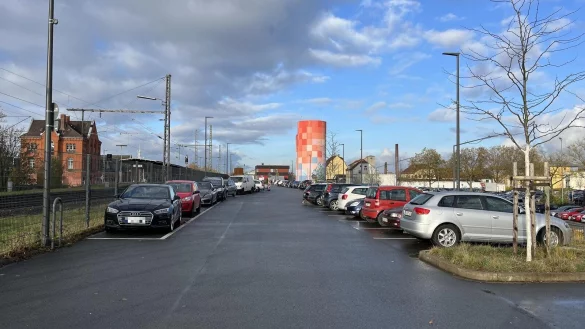 Die "P+R"-Anlage auf dem Bahndamm ist beliebt und immer gut belegt. - © Jana Beckmann