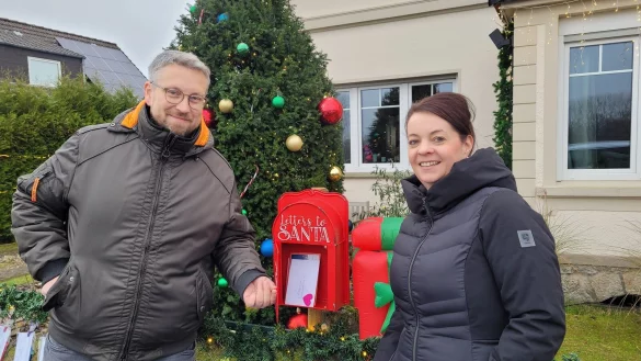 Sven Pantow und Jacqueline Hellmig stehen vor ihrem "Weihnachtshaus" und staunen über die vielen Briefe an den Weihnachtsmann. - © Raffael Giebel