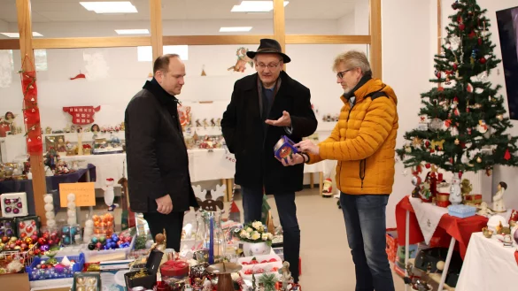 B&uuml;rgermeister Christoph Dolle, euwatec-Gesch&auml;ftsf&uuml;hrer Hermann Ritter und Fachbereichsleiter R&uuml;diger Winter (von links) informieren sich im Sozialkaufhaus. - &copy; Stadt Blomberg