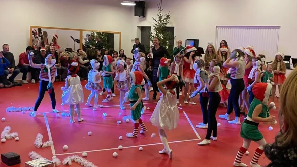 Zum Abschluss der Adventsfeier flogen im Quartierszentrum die Schneeb&auml;lle. - &copy; Nachbarschaft Lemgo S&uuml;d