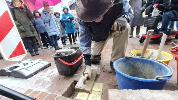 Zutiefst in sich gekehrt: Wenn Gunter Demnig Stolpersteine verlegt, dann tritt der K&uuml;nstler vollkommen hinter den Akt des Gedenkens zur&uuml;ck. - &copy; Marianne Schwarzer