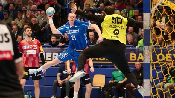 Leve Carstensen setzt gegen F&uuml;chse-Keeper Dejan Milosavljev zum Tunnel an. - &copy; J&ouml;rg Hagemann