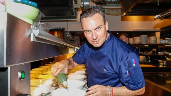 Der Berliner Spitzenkoch Tim Raue pr&auml;pariert ein Essen in der K&uuml;che. Mit 20 schloss er seine Ausbildung ab, mit 23 Jahren bekam er dann bereits eine Stelle als K&uuml;chenchef. Es war der Anfang einer steilen Karriere. - &copy; dpa