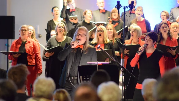 Der in Schwarz und Rot gekleidete Projektchor Leopoldsh&ouml;he hat ein Programm mit bekannten und neuen Liedern einstudiert. Immer wieder singen Solisten. Foto: Karin Prignitz - &copy; Karin Prignitz