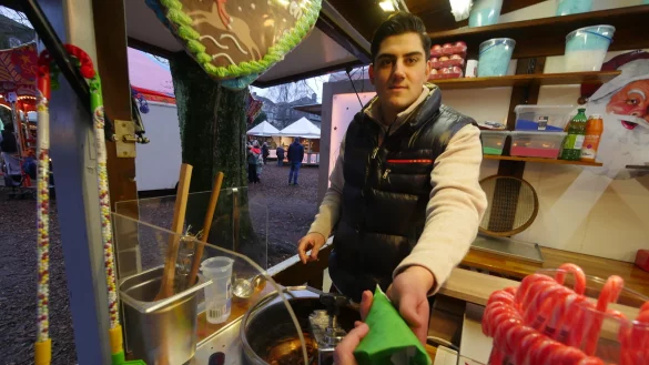 Robert J&ouml;rling bereitet die gebrannten Mandeln in seinem S&uuml;&szlig;igkeiten-Wagen frisch zu. Das Geheimrezept stammt von seiner Oma. - &copy; Jost Wolf