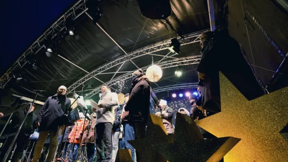 Zur Er&ouml;ffnung des stimmungsvollen Weihnachtsmarktes auf dem Schlossplatz mit B&uuml;rgermeister Frank Hilker (Mitte) und Werbegemeinschafts-Vorsitzendem Christian Schmidt (links) spielte das Orchester Valhausen. Nebenan tobte die Andreasmesse - der mit Illuminationen in den B&auml;umen und vielen beleuchteten H&auml;uschen ausstaffierte Weihnachtsmarkt war dennoch gut gef&uuml;llt. - &copy; Sven Koch