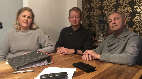 Mareike (von links) und Matthias Haacks sowie Otto M&uuml;nn warten darauf, dass der Telekom-Anschluss des 67-J&auml;hrigen repariert wird. - &copy; Sven Kienscherf