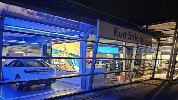 Autohaus Stricker zeigt in Horn die vollelektrische Limousine ID.7 und bewirbt auch den Golf-großen ID.3. Ihr Absatz könnte nun durch den Wegfall der Umweltprämie zurückgehen. - © Jost Wolf