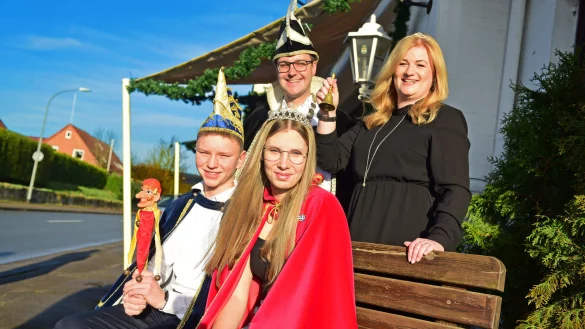 Fiebern der Session entgegen: das Kinder-Prinzenpaar Tom I. Schaksmeier und Johanna I. Schmerz und das Prinzenpaar Timo I. Engelhardt und Kim I. Engelhardt. - &copy; Nicole Ellerbrake