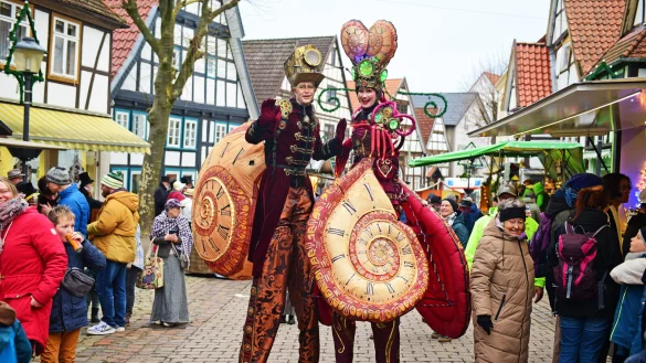 Das Stelzenpaar ist ein besonderer Hingucker auf dem Festivalgel&auml;nde. - &copy; Nicole Ellerbrake