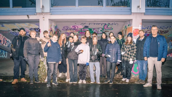 Mit der Spr&uuml;hdose startklar sind Daniel Schneider (Rapschool NRW, links), Thomas Mahlmann (ZDI-Zentrum Lippe MINT, von rechts), Jan Elstrod (Schulleiter Realschule Aspe) und die jungen Graffitik&uuml;nstler aus dem Projekt Streetart meets MINT-Production. - &copy; Lippe Bildung