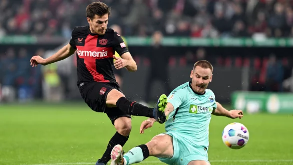 SCP-Verteidiger Jannis Heuer (r.), hier gegen Bayer-St&uuml;rmer Jonas Hofmann, feierte am Mittwoch ein gelungenes Comeback zu lassen. - &copy; picture alliance