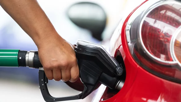 Durch die st&auml;rkere Erh&ouml;hung der CO2-Abgabe d&uuml;rften sich Diesel und Benzin statt der erwarteten 3 Cent um 4,5 Cent je Liter Kraftstoff verteuern. - &copy; Marijan Murat/dpa