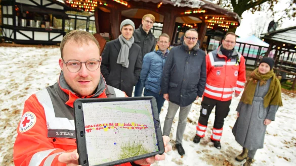 Sven Stelzer vom DRK (vorne) mit der smarten Einsatzkr&auml;fteortung. (hinten, von links) Merlin Marek und Jens Schneider von der Firma Impact IT, Dennis Ortmeier und B&uuml;rgermeister Markus Baier von der Stadt Lemgo, Philipp L&uuml;dke vom DRK und Nicole Baeumer, Projektleiterin von digital.interkommunal. - &copy; Nicole Ellerbrake