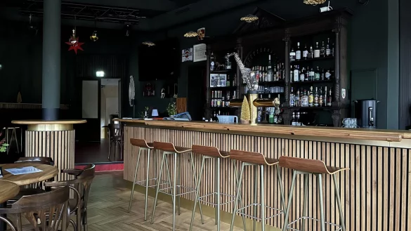 An der Theke im "Lui" k&ouml;nnen die Besucher gedanklich in alte Zeiten eintauchen. - &copy; Jana Beckmann