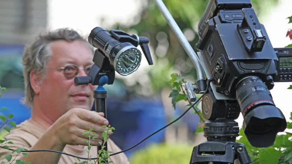 Der Detmold Robin J&auml;hne bei seiner gro&szlig;en Leidenschaft, dem Filmen in der Natur. Daf&uuml;r braucht er ganz besonderes Equipment. - &copy; Robin J&auml;hne